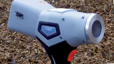 X-NIR Ruční NIR analyzátor PRODUKT X-NIR ruční analyzátor na objemné krmiva a zrno měří procentuální obsah vlhkosti (sušiny), škrobu, dusíkatých látek, ADV, NDV, popele a hrubého tuku různých krmiv