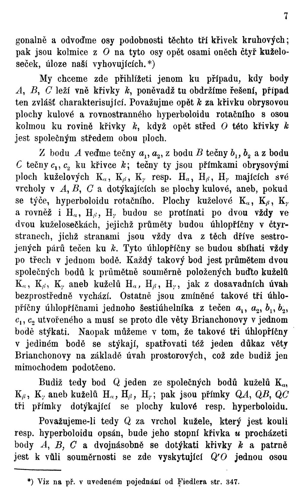 gonalně a odvoďme osy podobnosti těchto tří křivek kruhových; pak jsou kolmice z O na tyto osy opět osami oněch čtyř kuželoseček úloze naší vyhovujících.