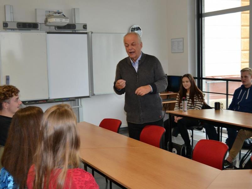 VÝUKA NETRADIČNĚ AKADEMIE SLOVA Snažíme se přivést studenty k literatuře všemi