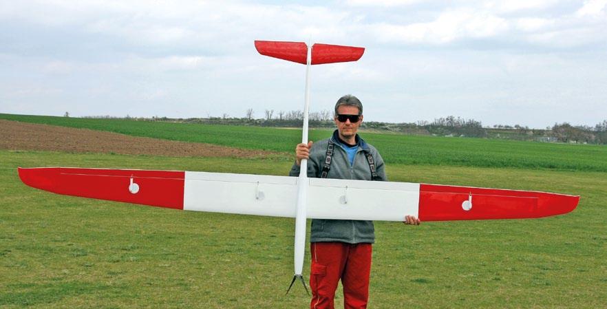 Vzadu jej drží vytvarování trupu a překrytu, zepředu se nasouvá na malý šroub. Chytré, rychlé a dobré řešení, ještě jsem je neviděl.