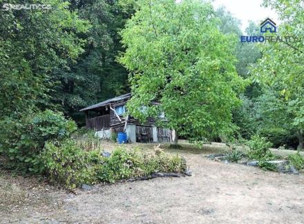 Chata je dřevěná, s jednou místností, kuchyňským koutem a suchým WC. Nemá el. a zdroj vody (v blízkosti studánka).
