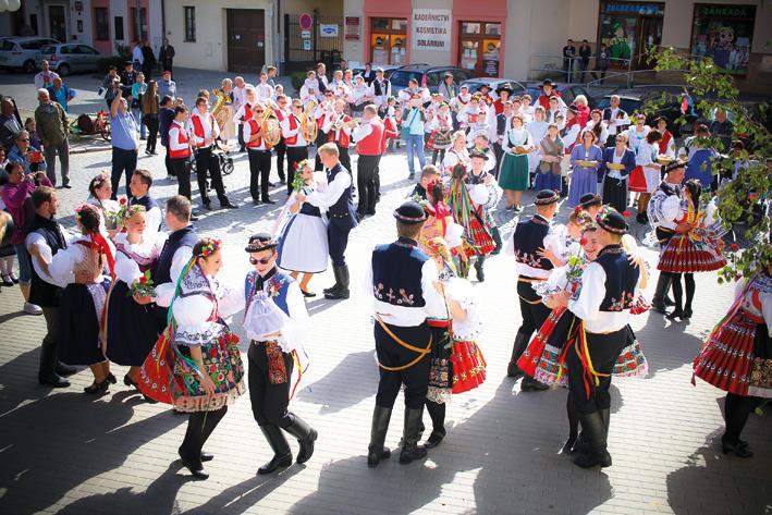 Svatováclavské hody Pátý ročník Svatováclavských hodů je úspěšně za námi. Celé akci každoročně předcházelo několik měsíců příprav ve formě nácviků tanců a písní, výroba ozdob a organizování.