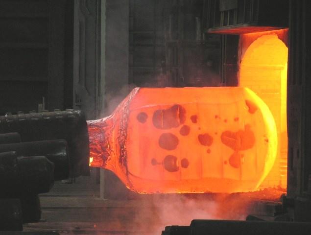 Metalurgické technologie Stránka 114 z 205 Pece s výjezdnou nístějí (bogie-hearth f.) (viz obr. 8.31.). Nezbytné vybavení těžkých kováren, kde slouží k ohřevu ingotů a předkovků.