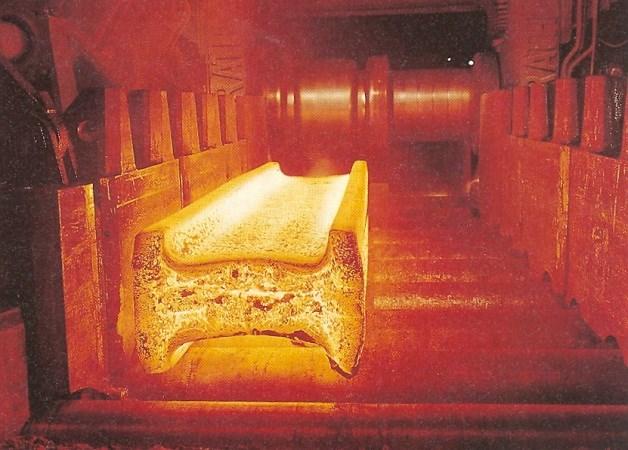 Metalurgické technologie Stránka 92 z 205 Charakteristika základních tvářecích pochodů 8.1.2. Válcování (rolling) Válcování náleží ke spojitým procesům tváření.