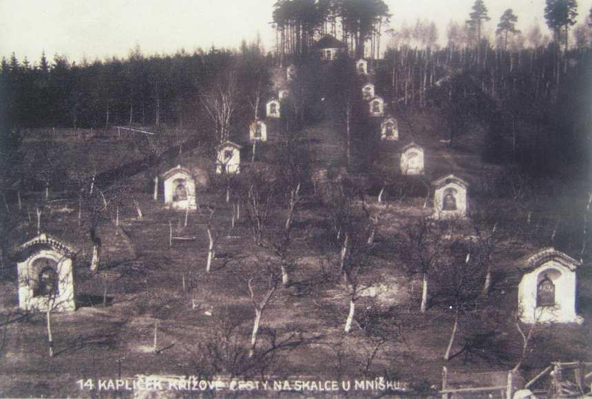 (a) Historická fotografie[anonym] (b) Současný stav[röschová, 2009] Obrázek 7.1: Křížová cesta na Skalce. 7.3.1 Skalka nad Mníškem pod Brdy Rozhodnutíovybudování Horysv.
