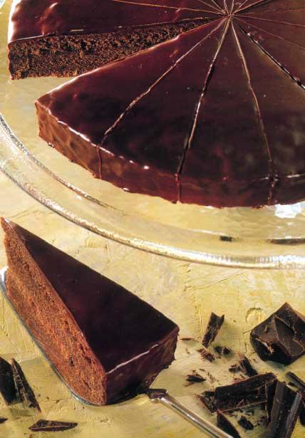 Sacheruv dort Piškotové těsto: 150 g hladké mouky 150 g másla nebo margarínu 75 g moučkového cukru do těsta 75 g moučkového cukru do bílků 150 g hořké čokolády 6 vajec (2 vejce + 4 žloutky + 4 bílky)