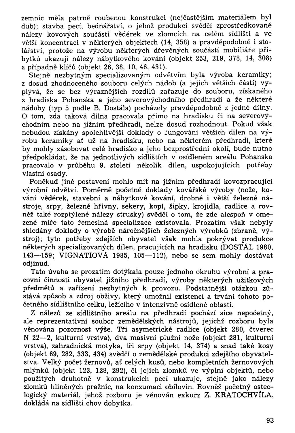 zemnic měla patrně roubenou konstrukci (nejčastějším materiálem byl dub); stavba pecí, bednářství, o jehož produkci svědčí zprostředkovaně nálezy kovových součástí vědérek ve zlomcích na celém