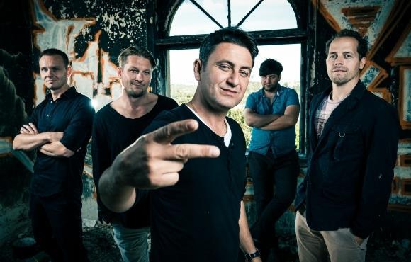 Pátek 2. listopadu 2018 KC Střelnice Kavárna KUS HITFAKERS, SOUNDFALL & WE2 SOUNDFALL Oč méně byla turnovská formace Soundfall v poslední době vidět na podiích, o to více dřela ve zkušebně.