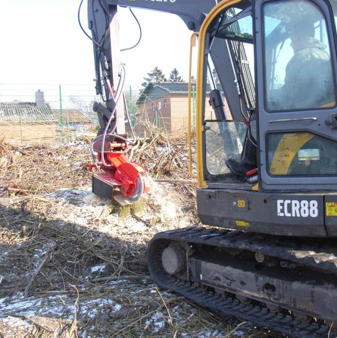 Jednoduchá aplikace pařezové frézy na základní stroj, fréza je dodávána společně se