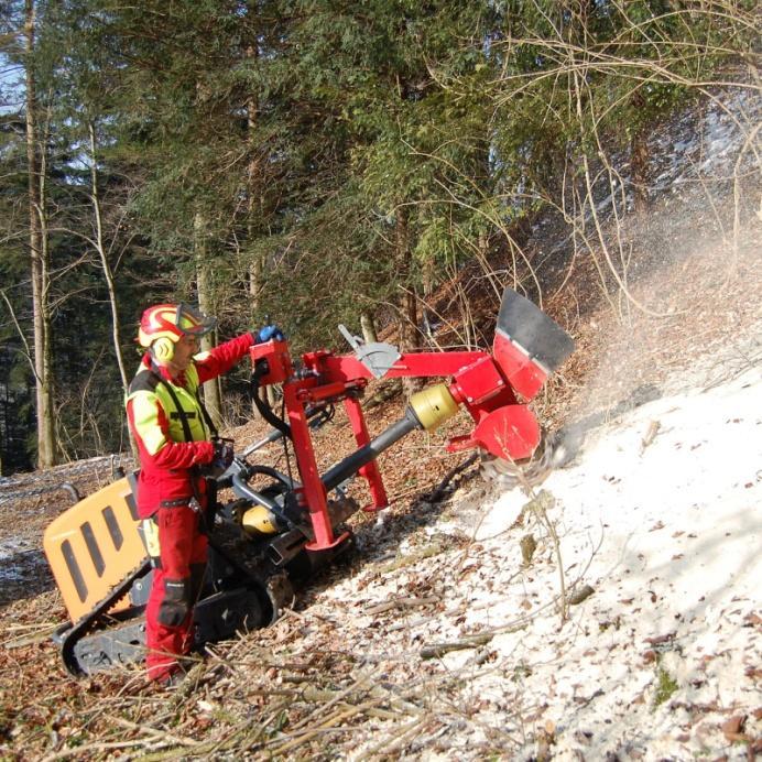 Dále nabízí 2 hydraulické válce, kterými se frézovací hlava pohybuje do stran. Všechny funkce pařezové frézy T25 jsou ovládány joystickem.