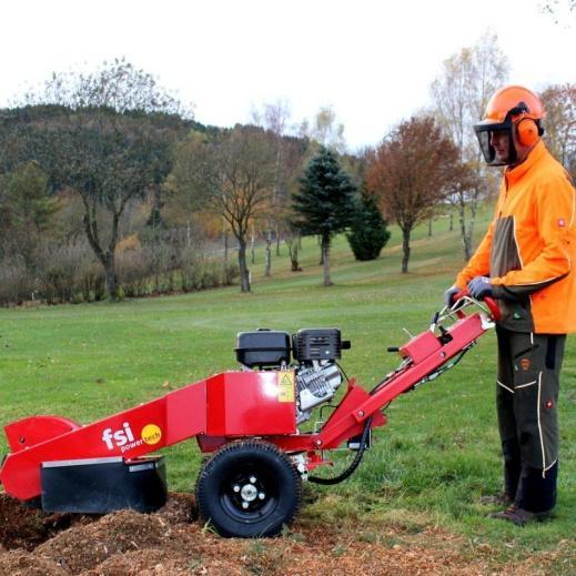 Hydraulický pohon hnacích kol, rychlost a směr jízdy vpřed nebo vzad ovládáte z řídícího madla. Díky funkci volných kol lze stroj přemístit i s vypnutým motorem.