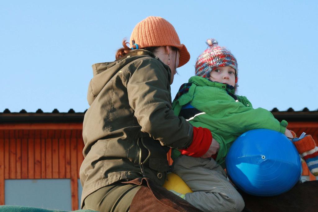 Obrázek 9 Pozice asistovaného sedu v poloze kleku s