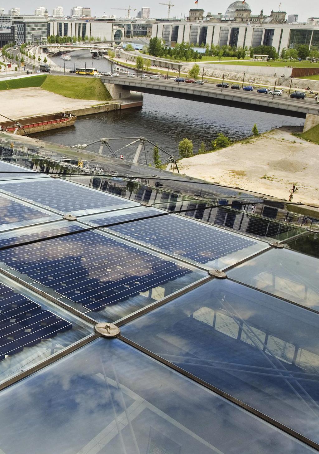 SAMOVÝROBA ENERGIE VE MĚSTECH A OBCÍCH KROK ZA KROKEM Projekty založené na využití obnovitelných zdrojů ve městech a obcích jsou spojeny především s předchozím podpůrným systémem pro podporované