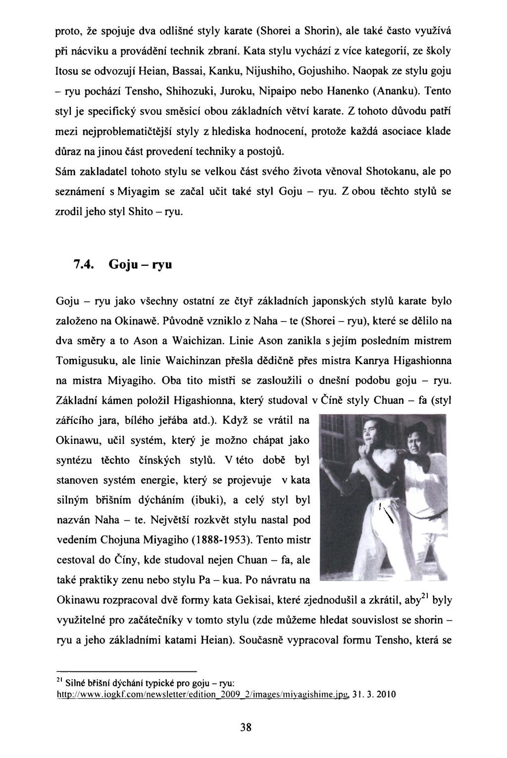 proto, že spojuje dva odlišné styly karate (Shorei a Shorin), ale také často využívá při nácviku a provádění technik zbraní.