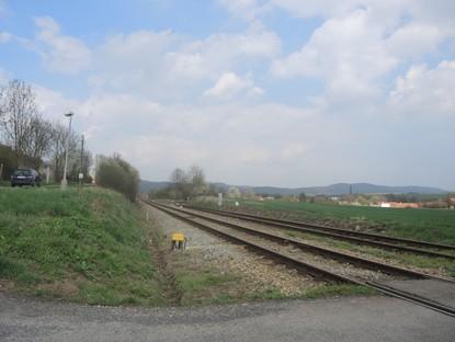 vzdálenosti 40 m viditelná a spolehlivě rozpoznatelná (viz obr. č. 3); Obr. č. 3: Viditelnost výstražného kříže a výstrahy PZZ ve směru jízdy OA Zdroj: DI délky rozhledu na výstražné kříže, resp.