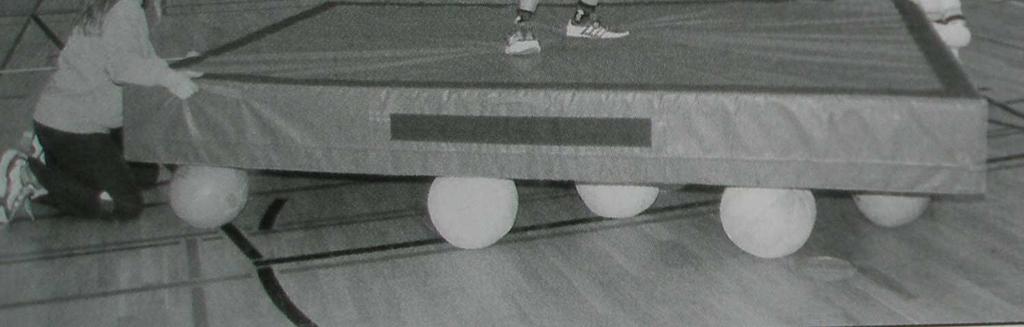 Sportovci často cvičí při kruhovém tréninku i v párech.