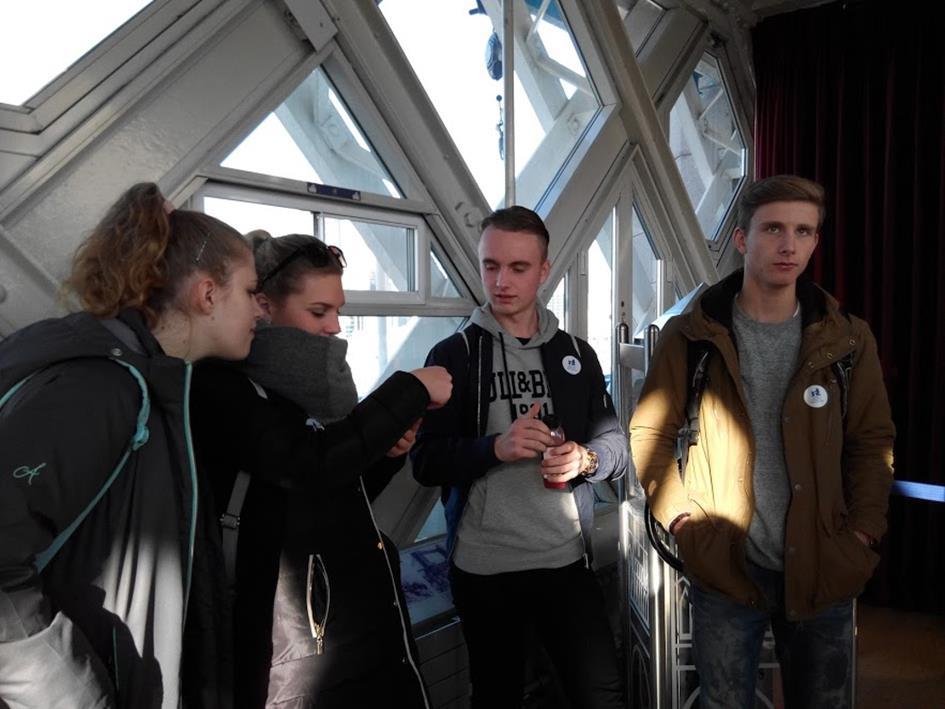 Po nábřeží jsme došli k blízkému Millenium Bridge, z něhož si žáci mohli vyfotit Shakespearovo divadlo Globe anebo Tate Modern Gallery.