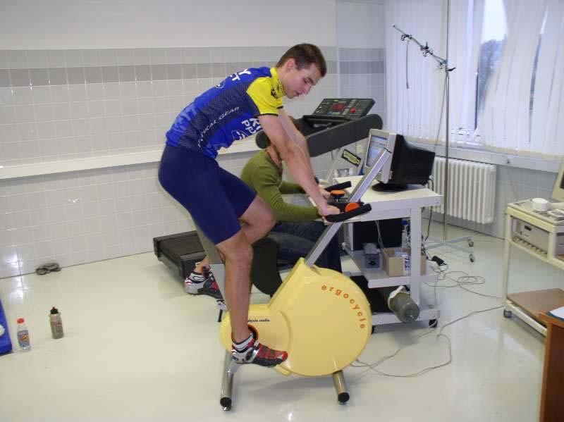 Wingate test (Wingate anaerobic test WAnT) během 30 sec šlapání maximální rychlostí na bicyklovém ergometru s konstantním