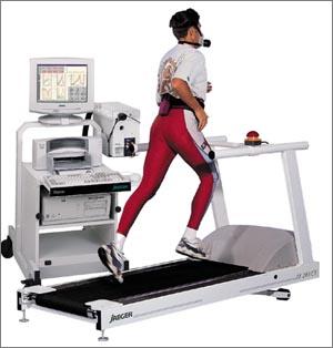 ZÁTĚŽOVÉ TESTY Test na běžícím páse (Jones 2007) Dávkování zátěže: Zahřátí 10-15 min (jogging na rovince) a rozcvičení. Počáteční rychlost: muži 14-15 km/h, ženy 12-13 km/h, junioři 13, juniorky 11.