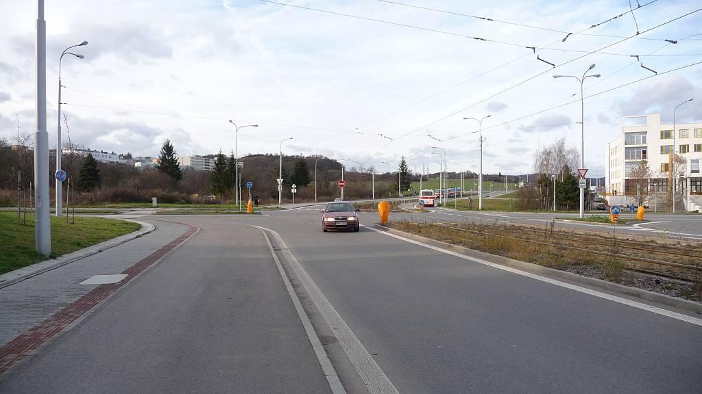 Obrázek 5.8: (nahoře) Scéna se čtyřmi detekovanými dopravními značkami. (dole) Závislost chyby projekce na jejím parametru k.