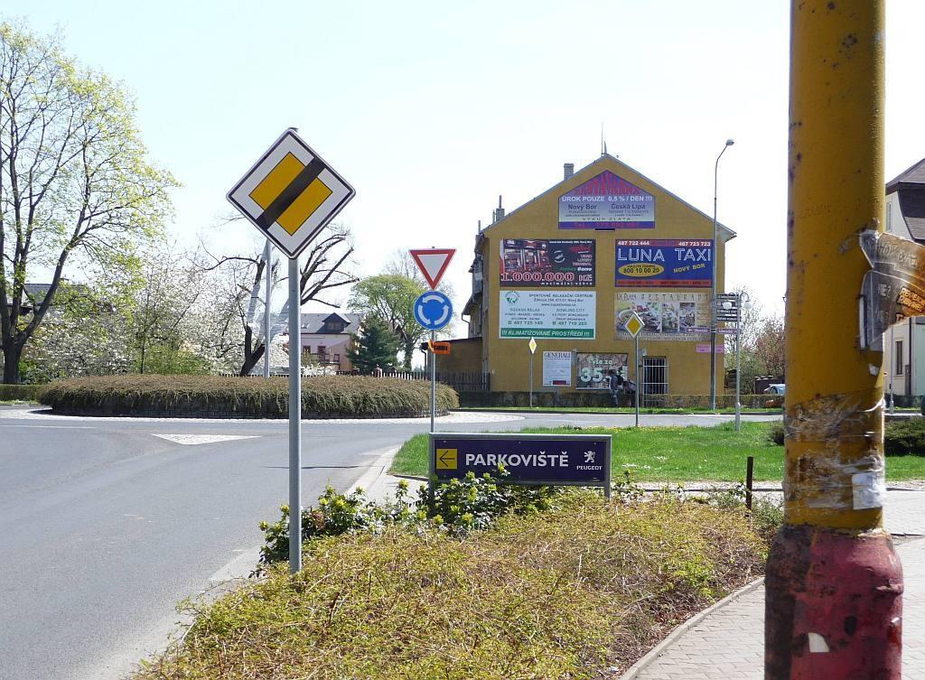 Obrázek 5.9: (nahoře) Scéna se čtyřmi detekovanými dopravními značkami. (dole) Závislost chyby projekce na jejím parametru k.