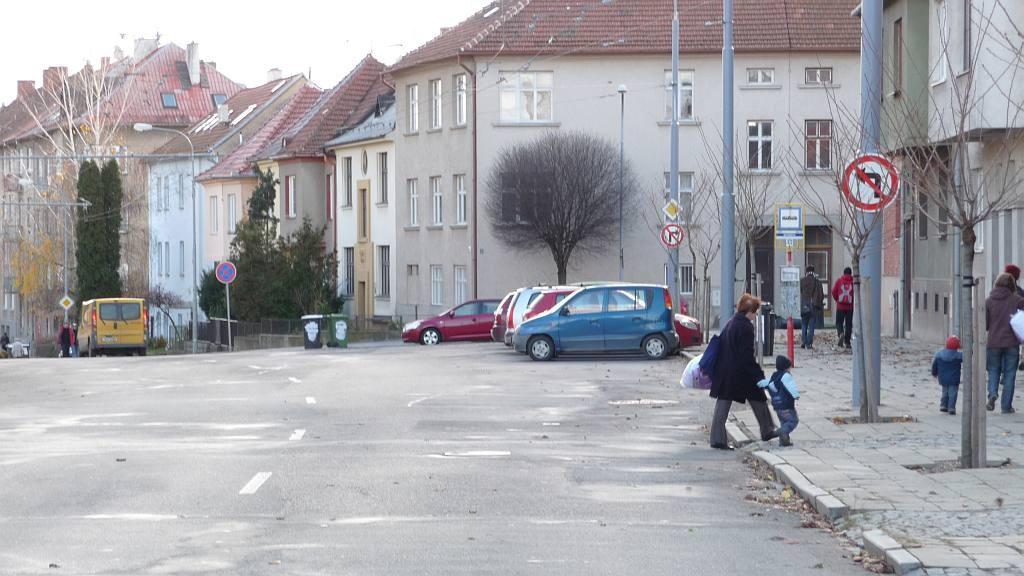 Obrázek 5.10: (nahoře) Scéna se čtyřmi detekovanými dopravními značkami. (dole) Závislost chyby projekce na jejím parametru k.