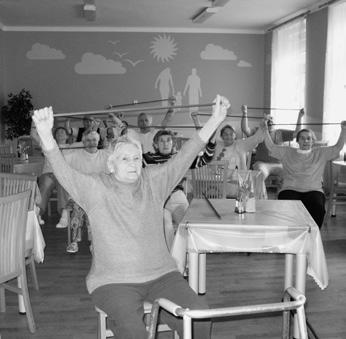 Reakce na článek Jeden den ze života sociální pracovnice SKUPINOVÉ CVIČENÍ V DZR SNĚŽENKA Uživatelé DZR Sněženka se pravidelně zúčastňují skupinového cvičení.