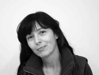Nyní jsem architektka, studovala jsem v Drážďanech. Hodně ilustruji knížky pro děti. Nejraději mám práci se dřevem.