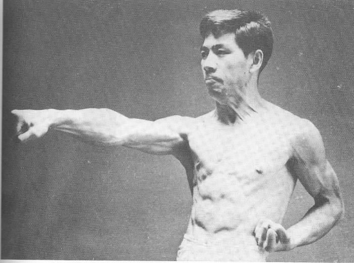 Obrázek 6 Konečná fáze úderu se zpevněním břišního svalstva (Nakayama, 1966) Loket hraje důleţitou roli u přímých úderů a rameno u hákových úderů.