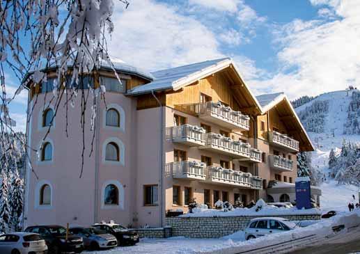 pro 8 osob, finská sauna #, biosauna #, pára #, multifunkční sprcha #, relaxační koutek # s lehátky a hudbou, masáže*, kosmetické služby*, biliár, šipky, stolní fotbal; služby