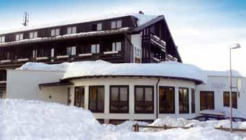 sauna, pára, 2x multifunkční sprcha, vertikální solárium*, relaxační koutek s lehátky, masáže*, kosmetické služby*; v Hotelu Montana též kluziště*, elektronické šipky*, stolní fotbal* stravování: