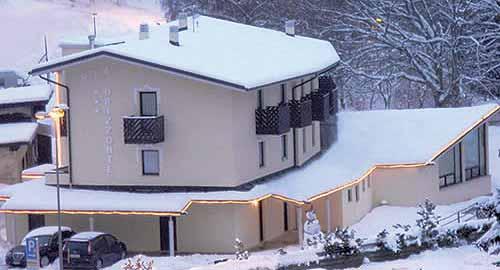 Skirama Dolomiti 8 ano RESIDENCE ORIZZONTE C 110 9 ano APARTMÁNY PRADA SPORT C 110 50 m poloha: Monte Bondone - lokalita Vaneze, centrum Vasonu - 5 km, skiareál Monte Bondone - 50 m, skibus - 20 m