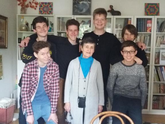 Příběhy našich sousedů V rámci projektu Příběhy našich sousedů, pod záštitou společnosti Post Bellum, zpracovali žáci 9.B reportážní video o osudech paní Evy Stodolové. Zde přinášíme její životopis.