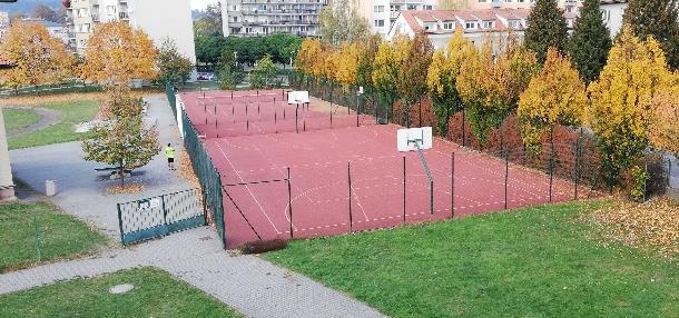 knih. Žáci i učitelé mohou využívat školní počítačovou síť, do které je zapojeno cca. 140 PC, 30 interaktivních tabulí a mnoho dalších zařízení.