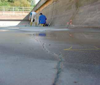 15 16 Obr. 15 Vodopropustné dělicí trhliny v podkladním betonu na ČOV (foto KST) Fig. 15 Water-permeable dividing cracks in the concrete mattress in a wastewater treatment plant (photo by KST) Obr.