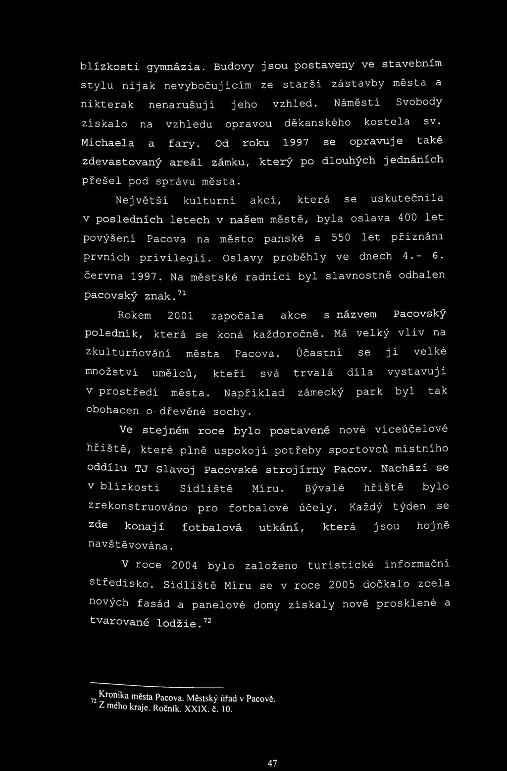 blízkosti gymnázia. Budovy jsou postaveny ve stavebním stylu nijak nevybočujícím ze starší zástavby města a nikterak nenarušují jeho vzhled.