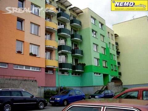 Střešní krytina : natavované asfaltové pásy vícevrstvé Oplechování : z pozinkovaného plechu Bleskosvod : je instalován Napojení na přípojky : elektro, kanalizace, vodovod, teplovod vše bezprostředně