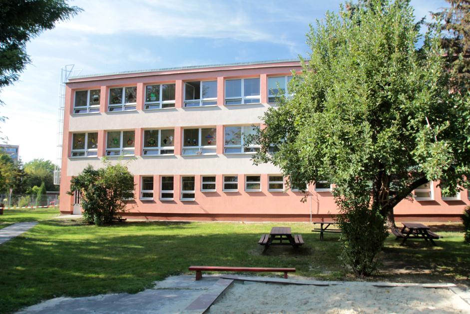 Výlet do hornického muzea Landek. V rámci spolupráce s ostatními MŠ a organizacemi jsme se účastnili : Puzzliády, Lampiónoého průvodu, Abiolympiády, AMIS 4. ročníku, Školy nanečisto, Návštěvy 1.