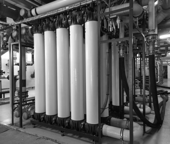 Obr. 1. Jednotka UF v Energy Ústí nad Labem, a.s. Linky UF jsou osazeny pneumatickými armaturami z důvodu nutnosti rychlého a častého otevírání/zavírání a vstupní regulační pneuarmaturou pro regulaci výkonu jednotky.