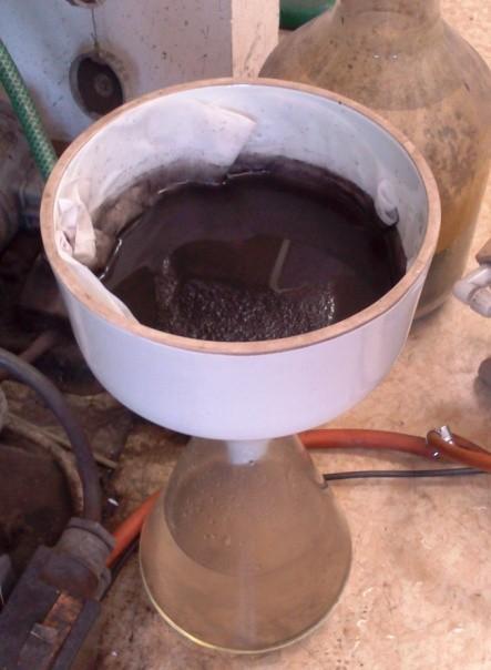 při dávkách činidla 250 g/t Montanolu 551 a 250 g/t pyrolýzního oleje. Výsledky flotačních experimentů uvádějí hodnoty výnosů a popelnatosti koncentrátů.
