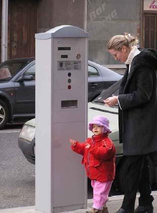 PARKOVACÍ AUTOMATY SITRAFFIC SITY 5 Parkovací automat SITRAFFIC SITY 5 Základní vybavení Parkovací automat (dále jen PA) je koncipován jako masivní stojan s celou řadou konstrukčních opatření pro