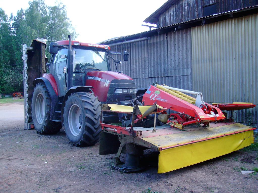 Pottinger o záběru 2,2 m, 2,62 m, 3,04 m, 3,46 m a 3.88 m. Ústrojí o záběru 3,46 m a více mají možnost sklopení do přepravní polohy směrem vzhůru nebo dozadu za traktor. Obr.