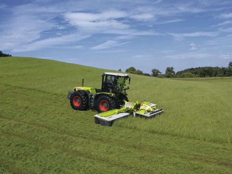 Stroj je vybaven komunikačním systémem ISOBUS. Systémem ACTIVE FLOAT dochází k regulaci během jízdy, to je přenesení části hmotnosti na traktor. Obr. 32 CLAAS 9300 v sekci tří ústrojí, zdroj: (www.