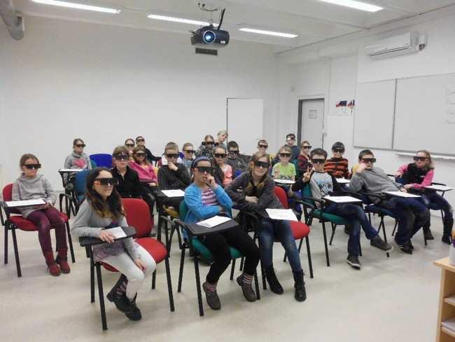 Návštěva 3D laboratoře na Gymnáziu Ostrov Před Vánocemi jsme navštívili 3D laboratoř na gymnáziu v Ostrově.