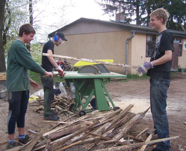 Výroční zpráva 2008 13 OSLAVA SVÁTKU SV. VÁCLAVA Jeden z nejvýznamnějších českých státních svátků svátek patrona naší země oslavili vrchlabští skauti ohněm s tematickým doprovodným programem.