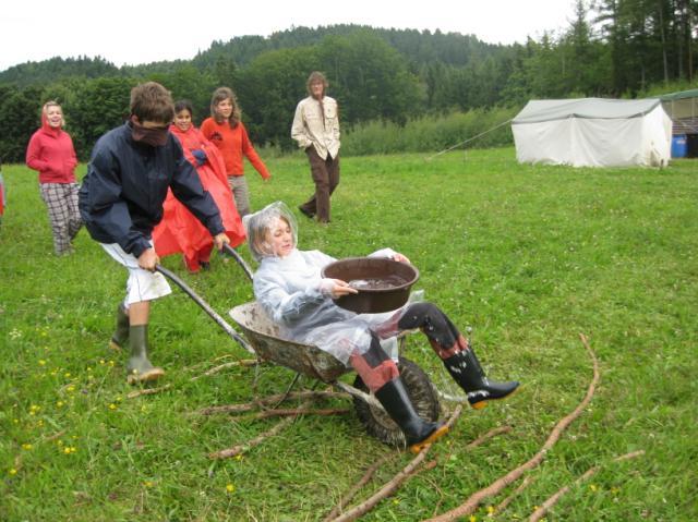 Výroční zpráva 2008 15 PODĚKOVÁNÍ Děkujeme všem, kteří nám v minulém roce poskytli pomocnou ruku.