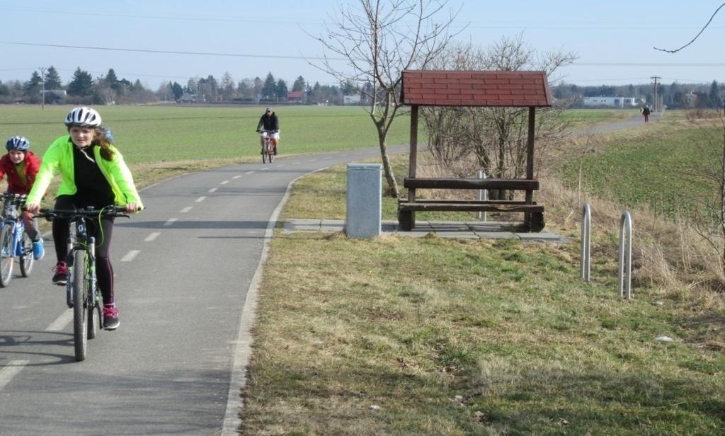 Nové cyklostojany u cyklostezky na Klánovice. Cyklostojany II. etapy byly doporučeny Radou MČ H. Počernice v závěru roku 2017.