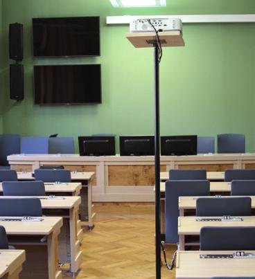 plátnem a elektronický hlasovací systém.