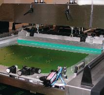 Produkty Svět tisku 09/2005 36 Po naložení jsou jednotlivé archy posunuty na nakládací stůl, který rovněž velmi připomíná řešení z ofsetového tiskového stroje.