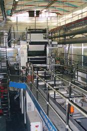 Svět tisku 09/2005 75 Profil tiskárny 16 stran při barevnosti 2+1. Potisknout lze materiály, jako je bezdřevý či novinový papír, v rozsahu plošných hmotností 45 60 g/m 2.